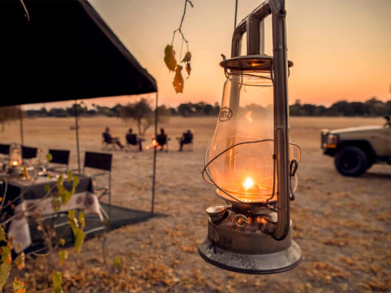 Laterne und Zelt in Botswana