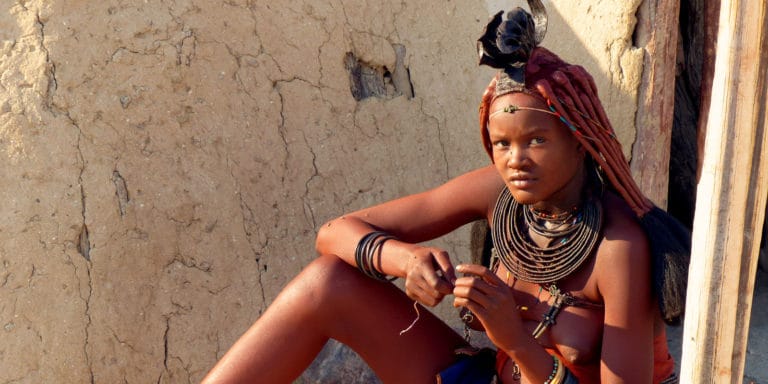 Himba vor einem Haus
