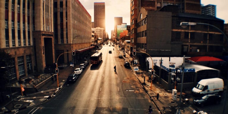 Straße bei Sonnenuntergang in Johannesburg