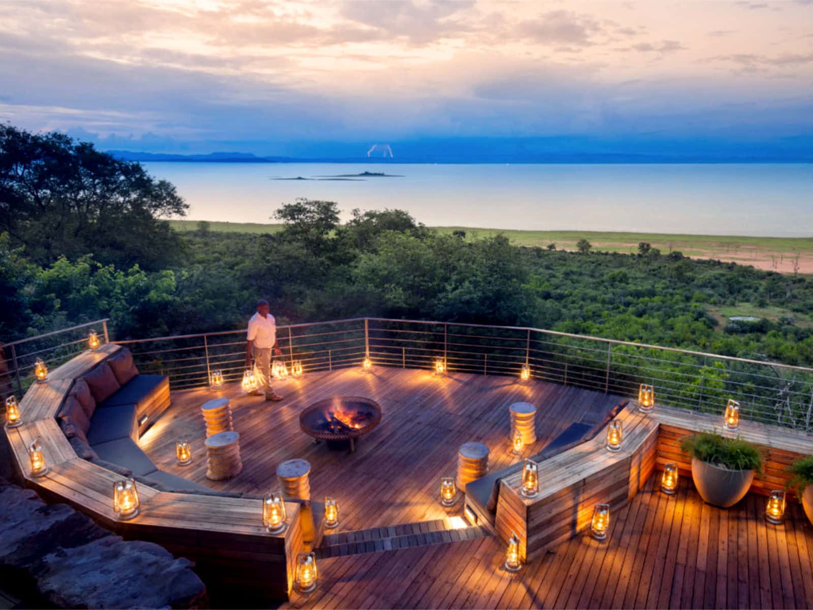 Feuerstelle und Ausblick auf einen See