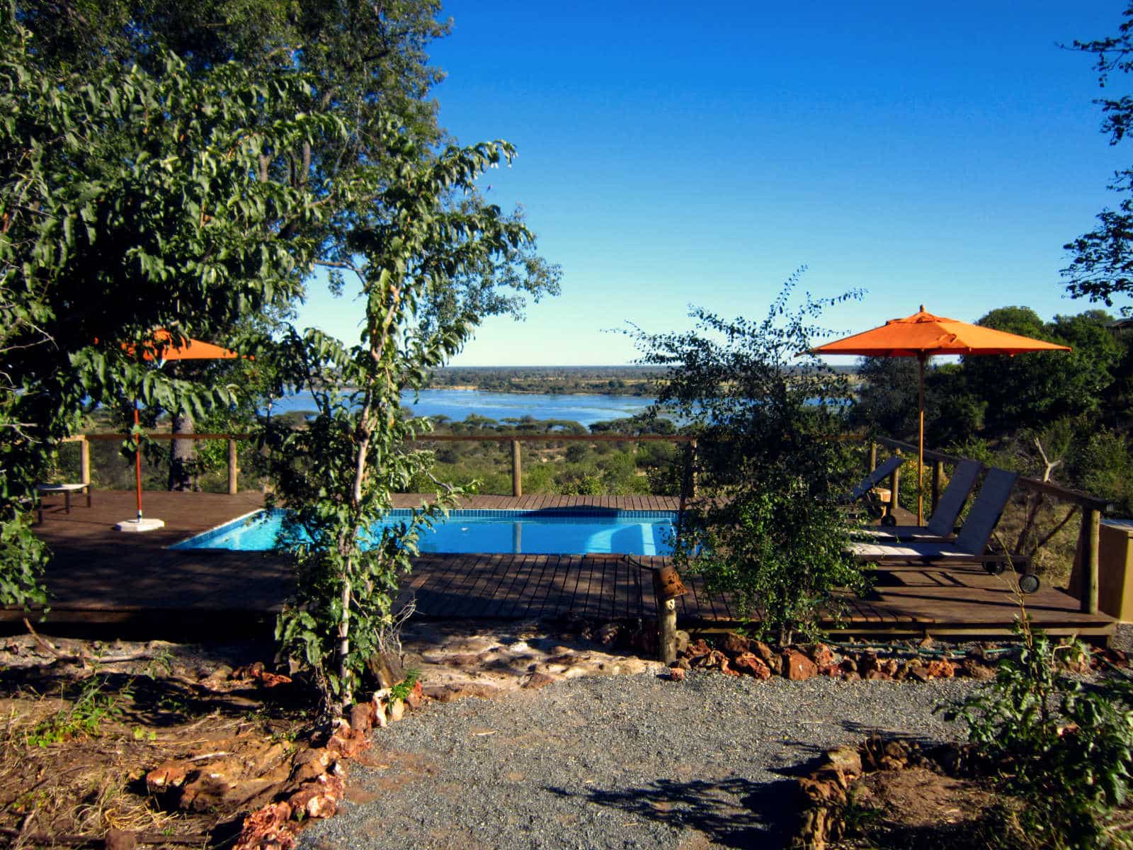 Pool mit Aussicht unter blauem Himmel