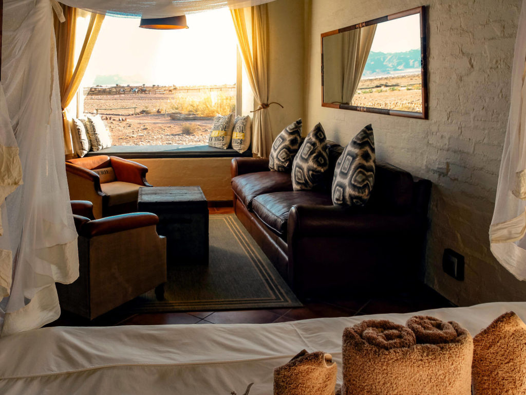 Loungebereich mit Sofas und Fenster