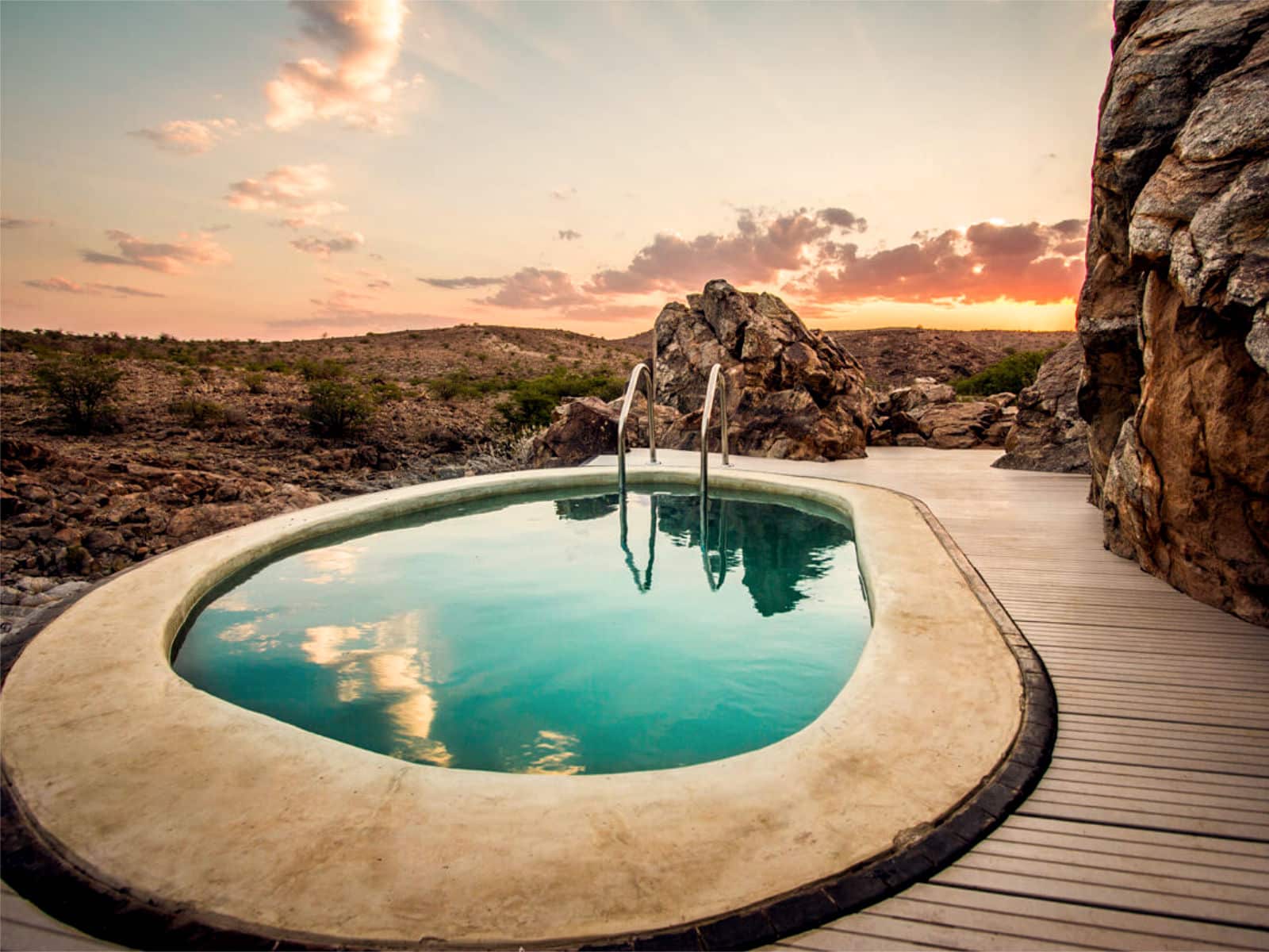 Pool mit Ausblick und Sonnenuntergang