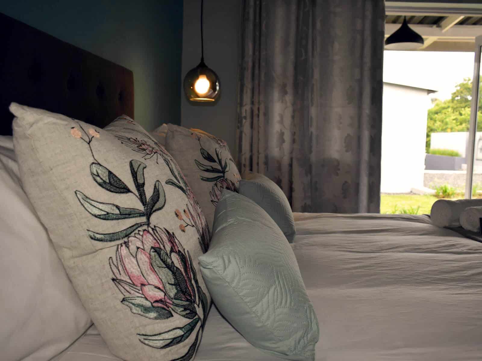 Bett mit Kissen