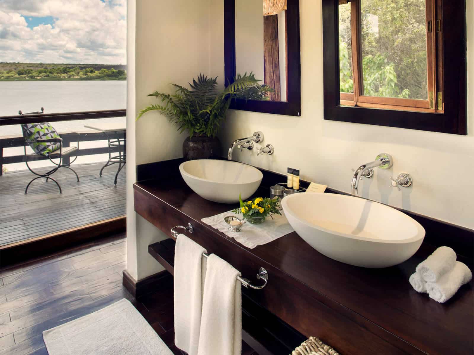 Badezimmer mit zwei Waschbecken