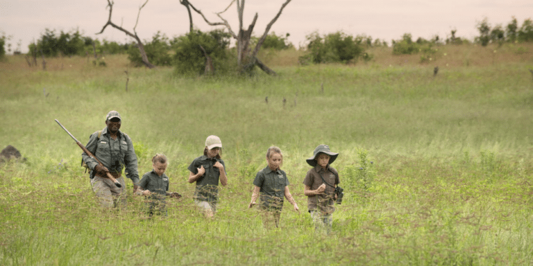 simbabwe_hwange_somalisa_acacia_walking_kids
