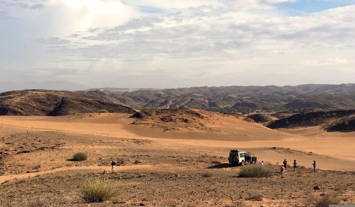Menschen mit Auto und Ausblick in die Weite
