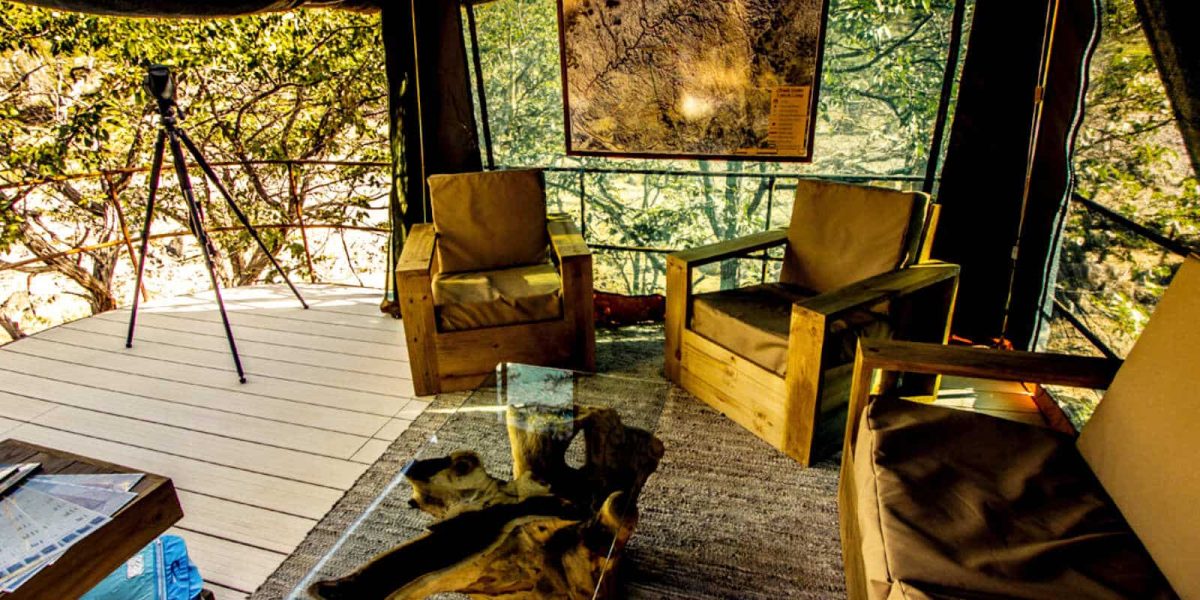 Lounge Bereich mit Sofa und Tisch