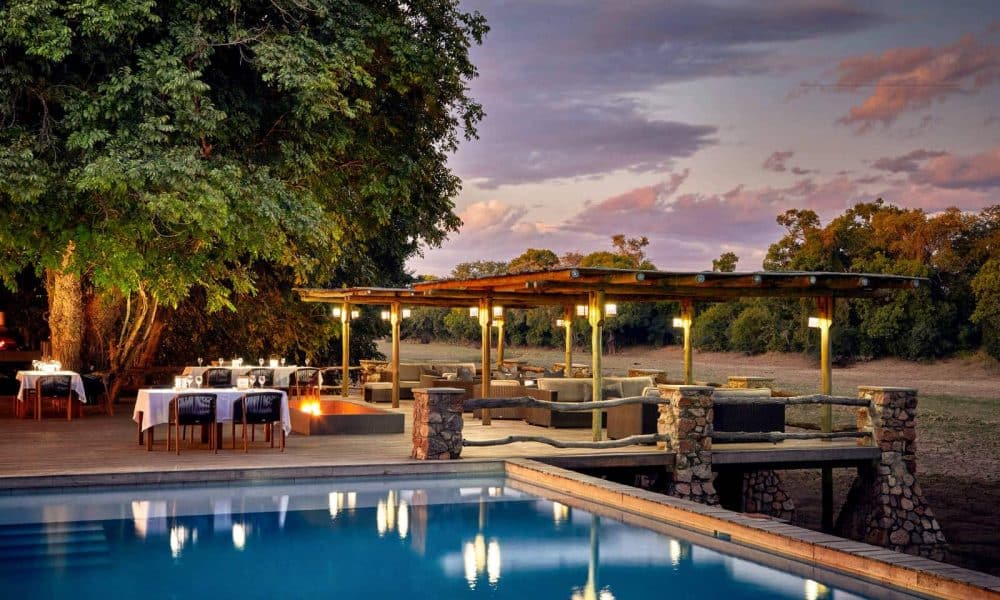 Pool mit Sitzgelegenheiten und Blick auf die Lagune